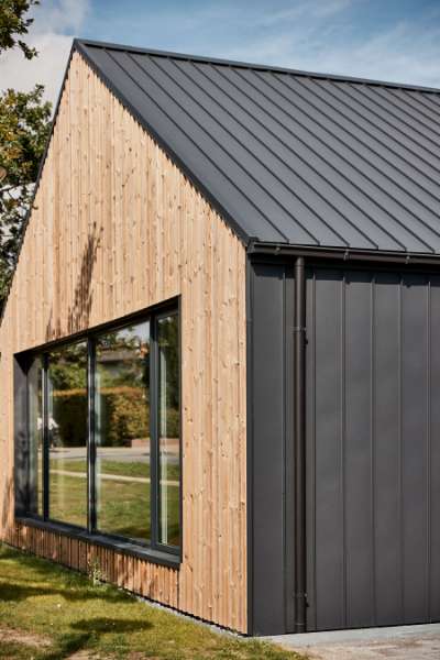 Erweiterung aus Stahl und Holz verschafft der Risskover Bibliothek zusätzlichen Raum „zum Ausleihen“, Risskover Bibliothek - Fortebakken 1, 8240 Risskov, Dänemark